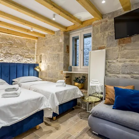 Miara Luxury Split
