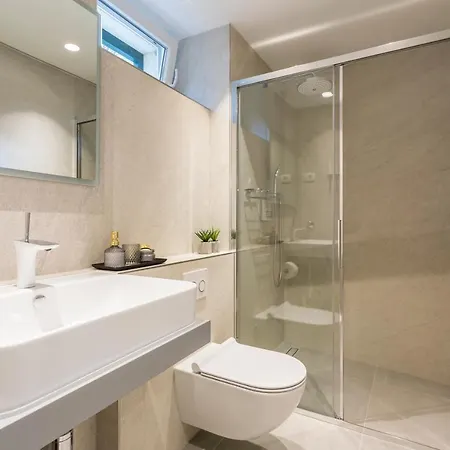 לינה וארוחת בוקר Miara Luxury