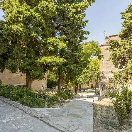 فندق مبيت وإفطار Miara Luxury 4*